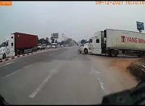 Thót tim với cảnh xe container thoát đại họa tông lái xe máy 'để mắt trên mây'